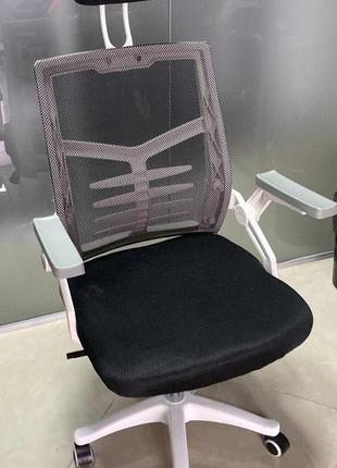 Офисное кресло с уткой