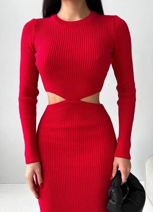 Стильное вязаное платье красное длинное с вырезами по бокам и сзади3 фото