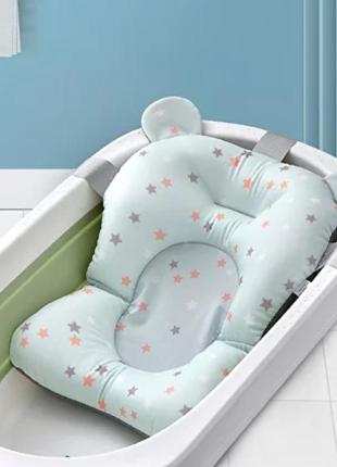 Подушка для купания новорожденного фиксируется за борт с помощью трех ремешков с карабинами