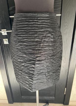 Фактурная атласная юбка юбка карандаш