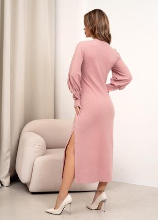 Розовое платье с разрезом и длинными рукавами3 фото