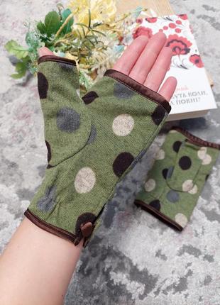 Женские перчатки-митенки без пальцев зелёные в горошек