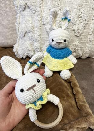 Набір зайчиків іграшка та брязкальце для малюка (у патріотичних кольорах)
