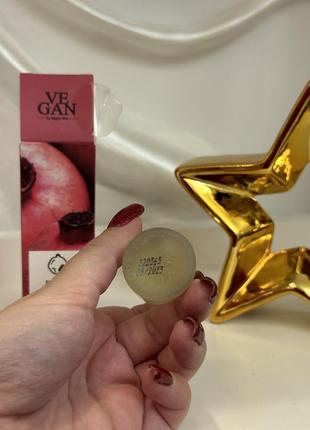 Гранатовая осветляющая лифтинг сыворотка для глаз vegan by happy skin pomegranate brightening eye lift serum2 фото