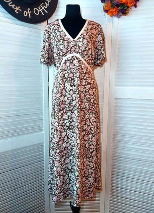 Сукня міді коричнева у квітковий принт із мереживом1 фото