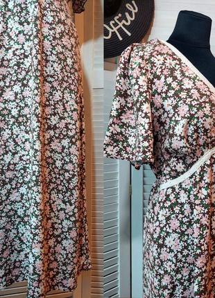 Сукня міді коричнева у квітковий принт із мереживом5 фото