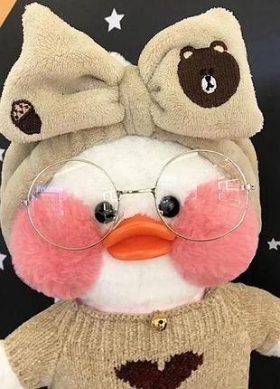 Мягкая игрушка плюшевая уточка лалафанфан duck lalafanfan cafe mimi в одежде и очках  с повязкой с мишкой