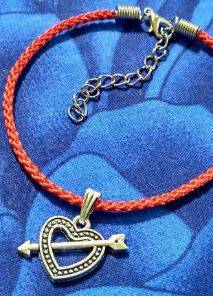 Браслет-красная нить с подвеской сердечко-стрела.