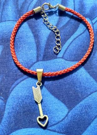 Браслет-красная нить с подвеской стрела-сердечко.