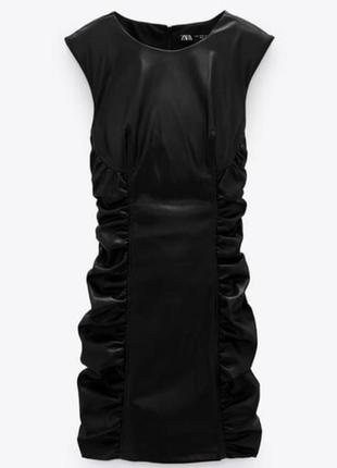 Мини-платье zara blogger со сборками из искусственной кожи7 фото