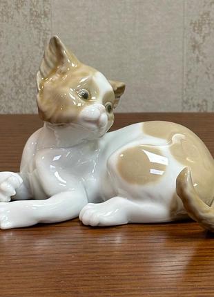 Фарфоровая статуэтка lladro «удивленный котенок».