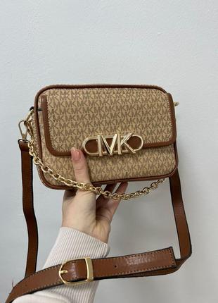 Популяная коричневая сумочка с фирменным принтом от michael kors из экокожи3 фото