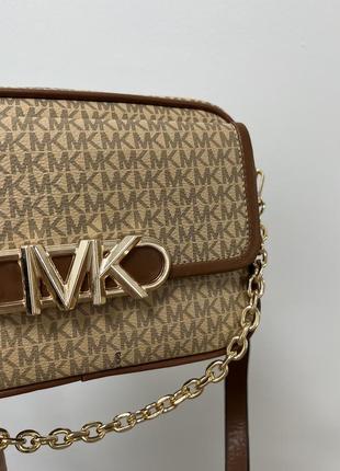 Популяная коричневая сумочка с фирменным принтом от michael kors из экокожи4 фото