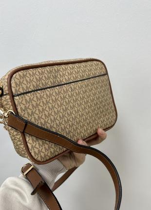 Популяная коричневая сумочка с фирменным принтом от michael kors из экокожи6 фото