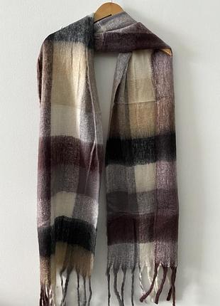 Длинный объемный шарф в коричневую клетку