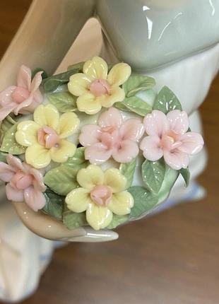 Фарфоровая статуэтка lladro «девушка с корзинкой цветов».