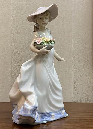 Фарфоровая статуэтка lladro «девушка с корзинкой цветов».