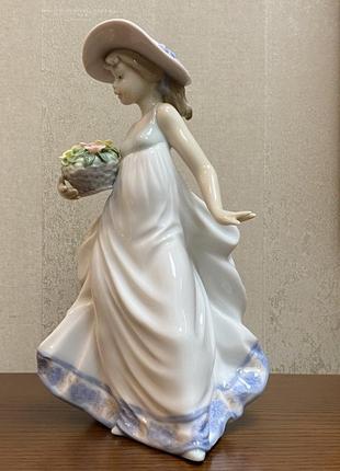 Фарфоровая статуэтка lladro «девушка с корзинкой цветов».