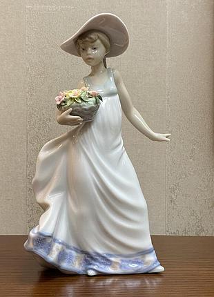 Фарфоровая статуэтка lladro «девушка с корзинкой цветов».