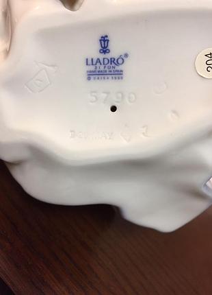 Фарфоровая статуэтка lladro «девушка с корзинкой цветов».