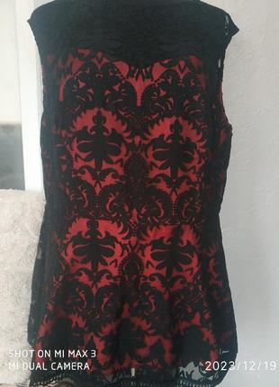 Красива мереживна блуза на червоній підкладці.італія.