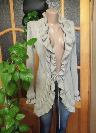 Стильний тепленький жіночий  в'язаний кардиган накидка.
невеликий розмір.
колір бежевий.
б/у в ідеальному стані .