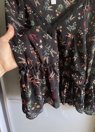 Чорна блуза у квітковий принт3 фото