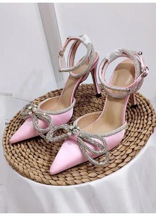 Розкішні блискучі туфлі в стилі amina muaddi8 фото