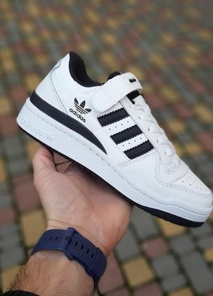 Жіночі кросівки adidas forum low білі з чорним