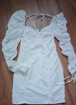 Изысканное короткое белое платье с драпировкой и чашечками6 фото
