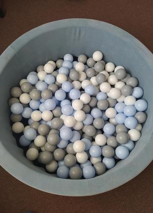 Дитячий сухий басейн.