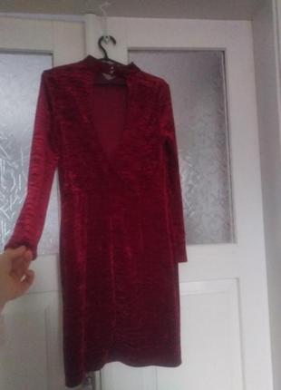 Платье велюровое с вырезом