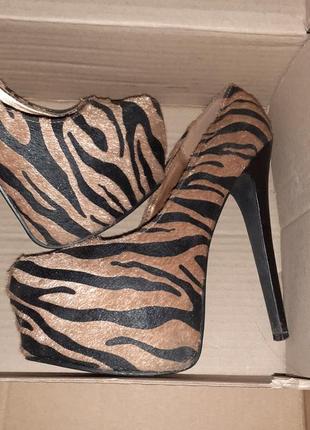 Оригинальные туфли на высоком каблуке