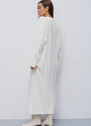 Длинное вязаное платье с косичками и ажурными узорами