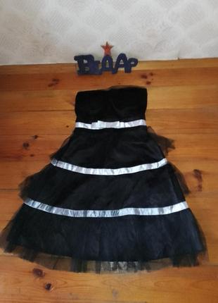 Роскошное черное платье с открытыми плечами8 фото