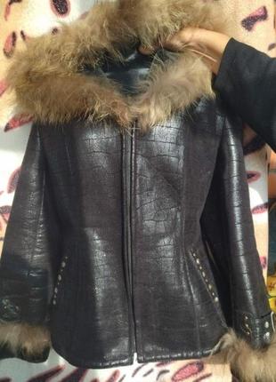 Новая дубленка на меху дубленка короткая куртка с капбшоном зимняя
