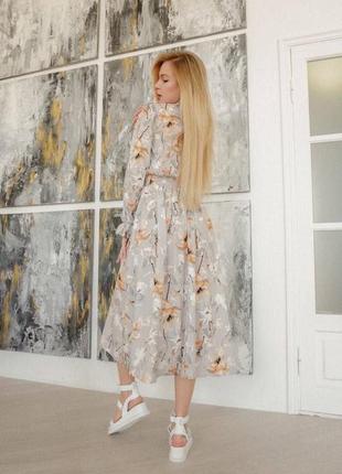 Стильное женственное нежное платье миди свободного кроя с длинными рукавами и принт цветок серый софт3 фото