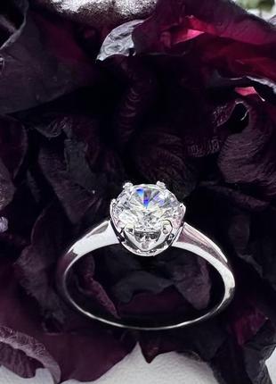 Женская серебряная кольца с белым кубическим цирконом покрыта родием