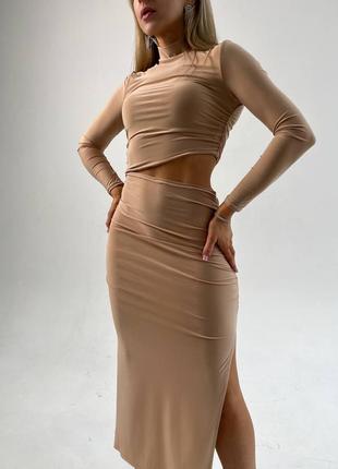 Кокетливое платье с акцентным вырезом на талии,7 фото