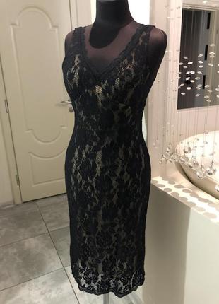 Кружевное чёрное платье по фигуре1 фото