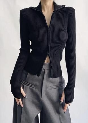 Кофта з вирізом на пальчику