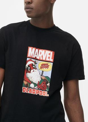 Стильна і яскрава новорічна футболка марвел, marvel deadpool christmas2 фото