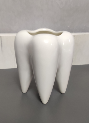 Керамічна ваза у формі зуба