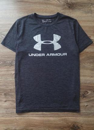 Спортивная футболка heatgear с логотипом от under armour