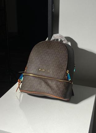 Женская сумка michael kors large rhea logo backpack brown2 фото