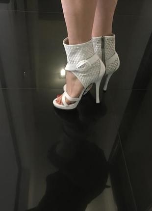 Шкіряні босоніжки. шкіра натур. р. 36