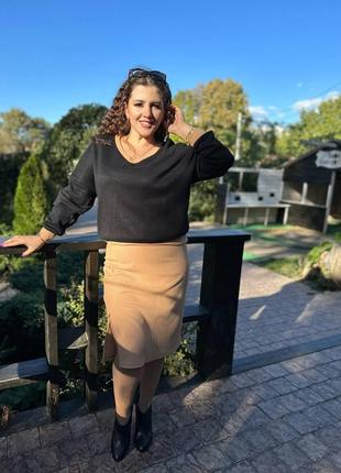 Женский костюм с юбкой цвета