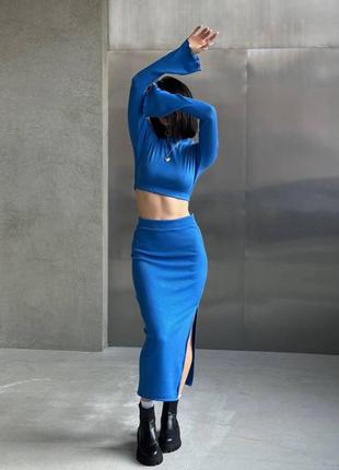 Костюм длинная юбка с вырезом по ноге и топ с длинными рукавами синий цвет