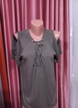 Футболка открытые плечи.