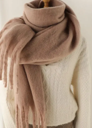 Длинный зимний шарф нюдового цвета